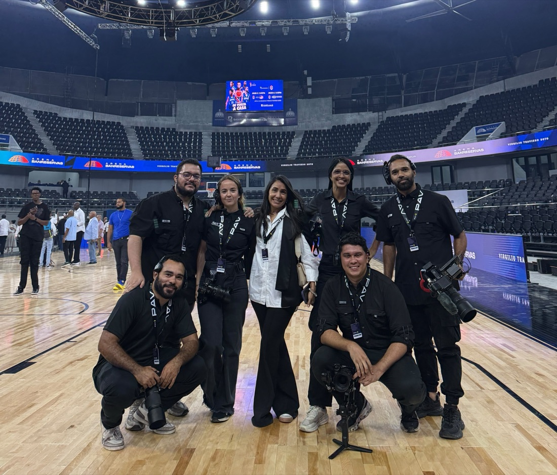Equipo de Next Media cubriendo un evento en la Arena Banreservas